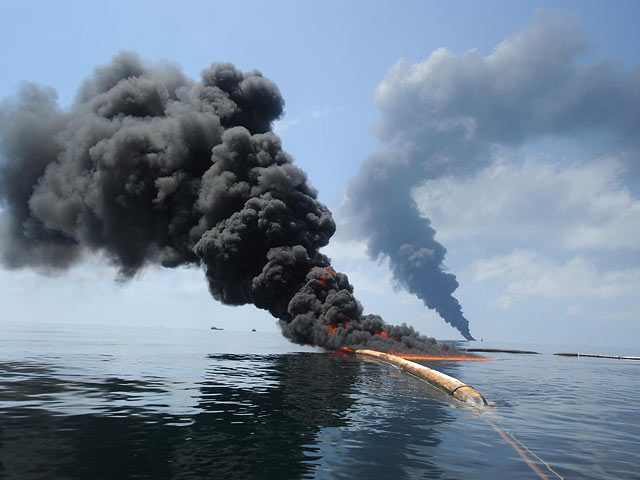 Взрыв иранского танкера у побережья Китая: акватория залита горящей нефтью (иллюстрация)  