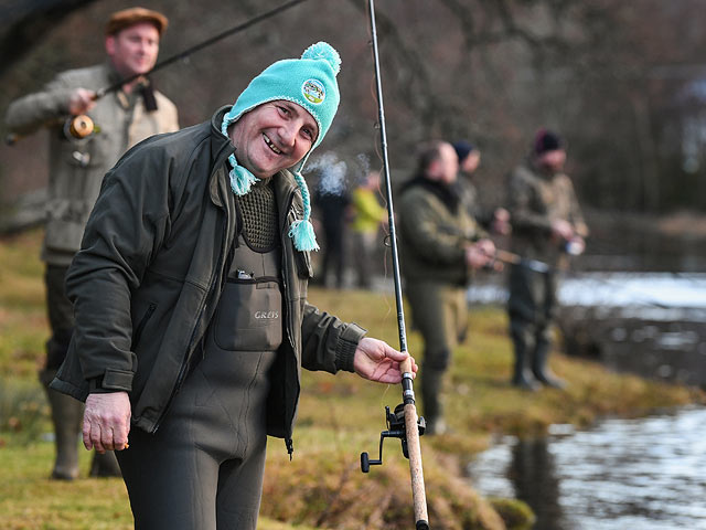 С волынками и барабанами: в Шотландии открылся сезон ловли лосося