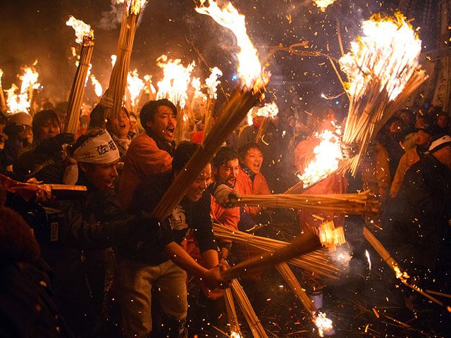 Фестиваль огня в Японии: битва мужчин "несчастливого" возраста