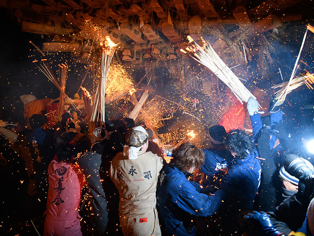 Фестиваль огня в Японии: битва мужчин "несчастливого" возраста
