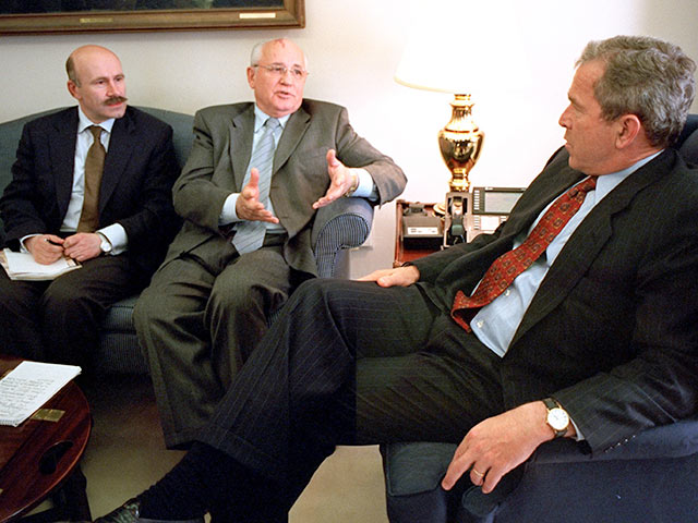 Павел Палажченко, Михаил Горбачев и Джордж Буш в 2001-м году   