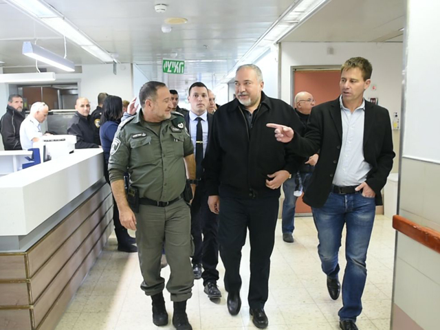   Авигдор Либерман навестил в больнице раненых бойцов спецподразделения ЯМАМ