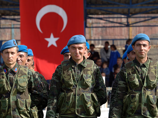 Турецкие войска провожают в Сирию османской военной музыкой  