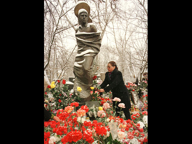Памятник на могиле В.Высоцкого. Ваганьковское кладбище, Москва