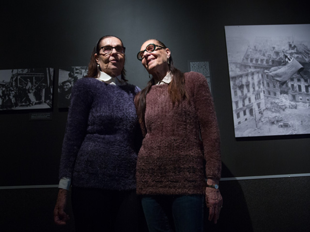 Пережившие Холокост: близнецы Лиа Хубер и Юдит Барнеа (на выставке "Вспышки памяти")