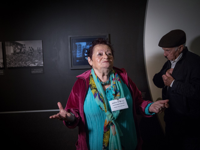 Одна из выживших в Холокосте, Вера Кригель-Гроссман (на выставке "Вспышки памяти")