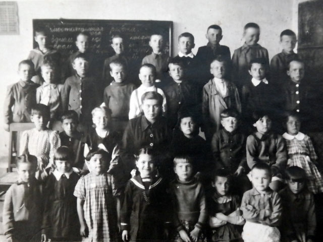 Первый класс. Арьяна Вайнштейн в первом ряду рядом с учительницей