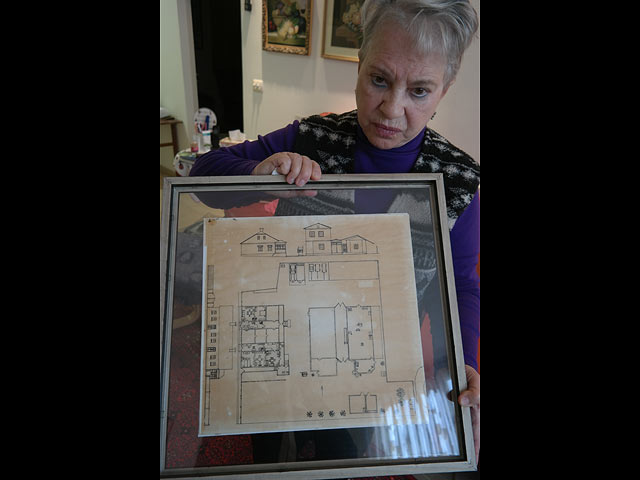 Арьяна Вайнштейн с планом дома в Черновцах, построенного ее отцом