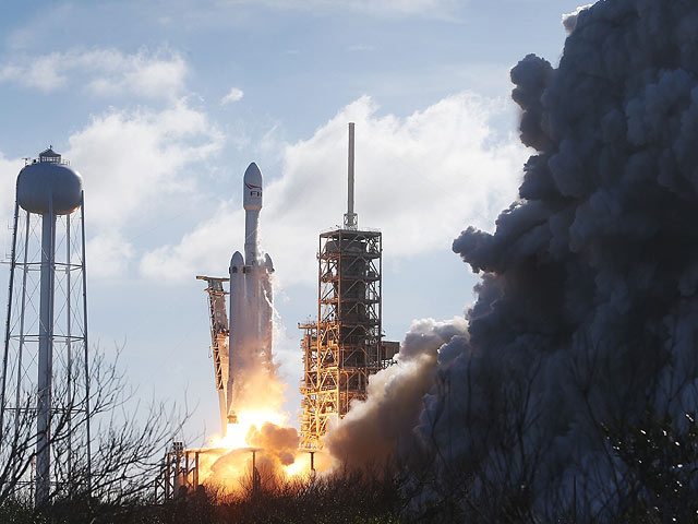 Запуск Falcon Heavy с автомобилем на борту