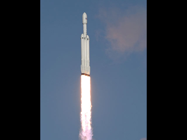 Запуск Falcon Heavy с автомобилем на борту