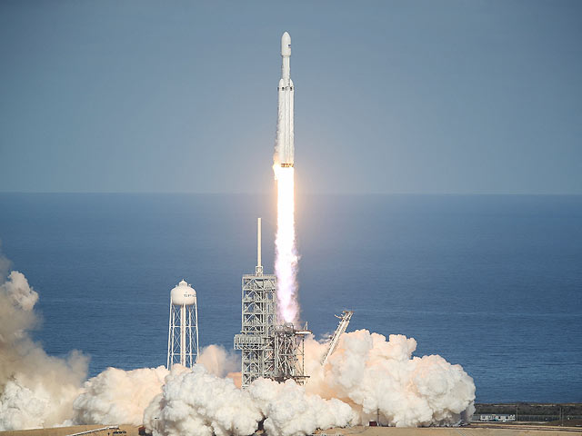 Запуск Falcon Heavy с автомобилем на борту