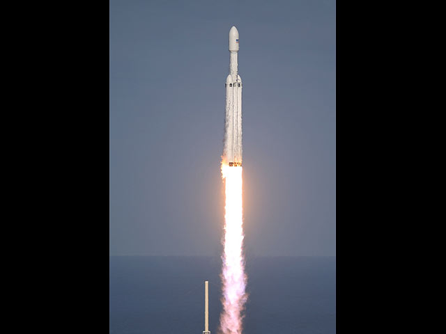 Запуск Falcon Heavy с автомобилем на борту