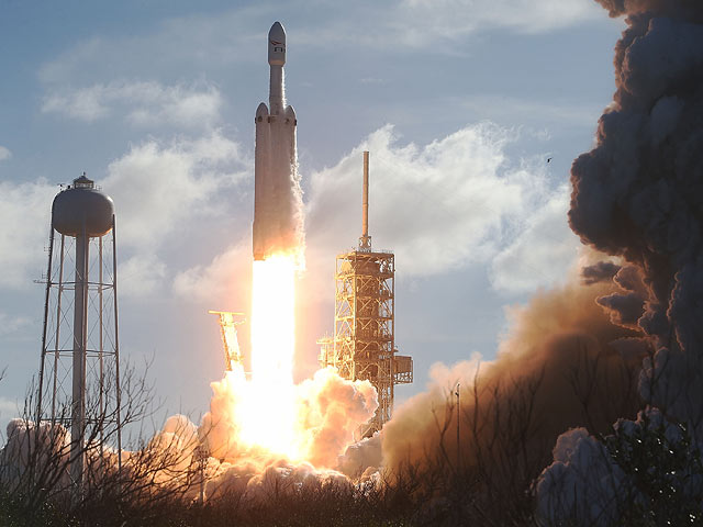 Запуск Falcon Heavy с автомобилем на борту