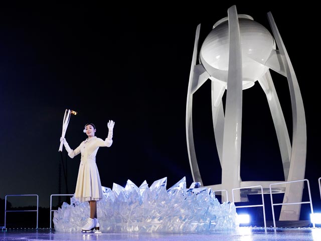 Олимпийский огонь зажгла легендарная корейская фигуристка Юна Ким
