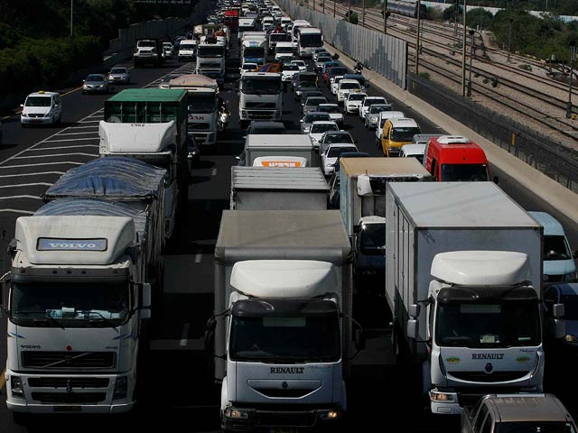 Водители грузовиков парализуют движение на участке шоссе Аялон в районе развязки Глилот