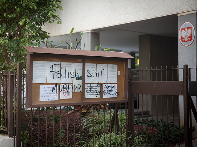 На входе в посольство Польши в Тель-Авиве были нарисованы свастики  