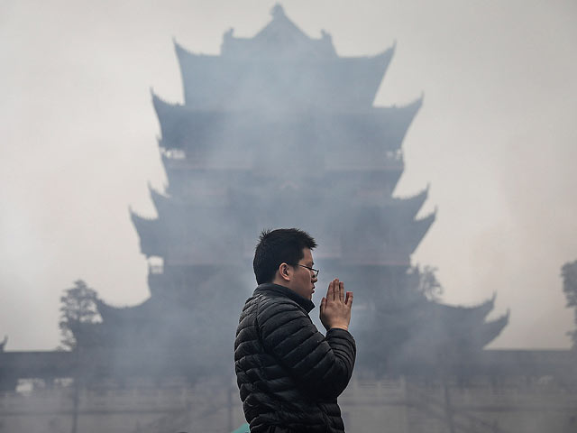 В дыму и огне: поклонение богу удачи в Китае