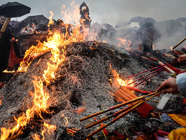 В дыму и огне: поклонение богу удачи в Китае