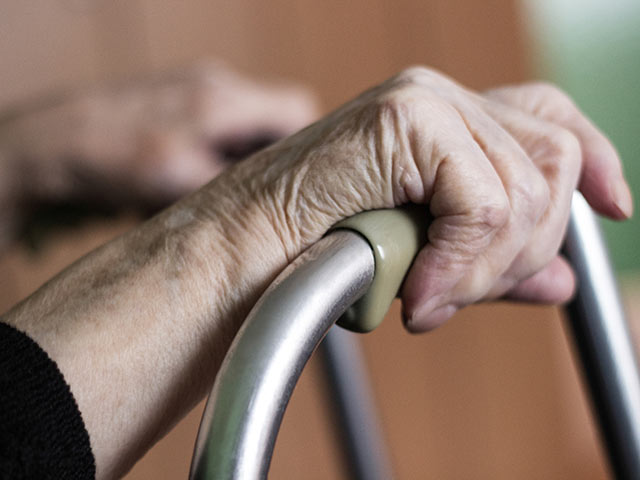 Внесены изменения в реформу в сфере ухода за пожилыми 