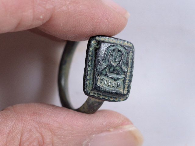 Перстень с изображением Святого Николая, найденный в Изреэльской долине