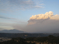 Вулкан Симмоэ выбросил столб пепла высотой 4,5 километра
