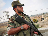 Член ХАМАС на смотровой вышке на границе Газы