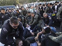 Полиция эвакуировала солдата из толпы ультрарелигиозных демонстрантов в Иерусалиме Полиция эвакуировала солдата из толпы ультрарелигиозных демонстрантов в Иерусалиме