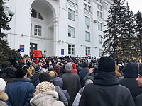 На площадь, где митингуют жители Кемерова, прибыли дополнительные силы ОМОНа
