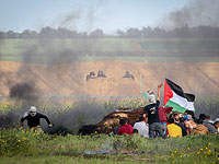 На границе сектора Газы и Израиля арабы бросают камни в военнослужащих