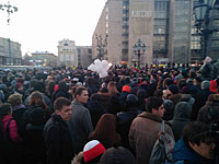В городах России под присмотром ОМОНа проходят акции памяти жертв пожара в Кемерове
