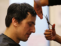 Тель-Авивские парикмахеры перед Песахом бесплатно подстригли и побрили бездомных