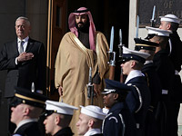 Принц Мухаммад во время визита в Пентагон