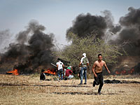 Палестинские арабы бросали горящие шины в забор безопасности