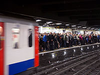 Двое мужчин упали на рельсы на одной из станций лондонского метро