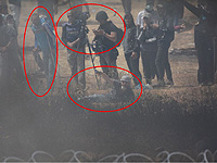 На снимке: участник акции протеста, в руках у которого взрывное устройство. Рядом с ним &#8211; журналисты и инвалид.