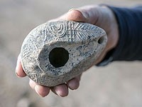 Тропа Синедриона: школьники обнаружили древний светильник с изображением герба Израиля 