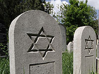 Осквернено еврейское кладбище в окрестностях Парижа