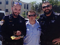 В Тель-Авиве полицейские саперы помогли спасти котенка