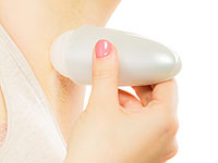 Минздрав рекомендует отказаться от использования двух видов дезодорантов для женщин