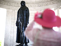 "Расист+насильник": в США осквернена статуя президента Джефферсона 