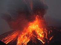 На Гавайях объявлено чрезвычайное положение в связи с извержением вулкана  