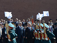 После парада Нетаниягу принял участие в церемонии возложения памятных венков к Могиле неизвестного солдата у стен Кремля