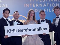 Съемочная группа фильма "Лето" пришла на премьеру картины в Каннах с плакатом "Kirill Serebrennikov"