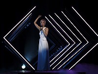 На "Евровидении-2018" у британской певицы SuRie на сцене отобрали микрофон. ВИДЕО