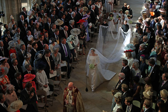 Невеста выбрала для церемонии платье с длинной фатой