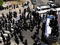 Десятки ультраортодоксов перекрыли вход в здание военного суда в Яффо
