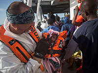 На судне, спасающем африканских мигрантов, родился мальчик "Чудо"  