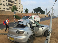 В Ашдоде автомобиль врезался в столб, тяжело травмирован пожилой мужчина