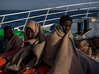 Испанцы приняли судно с 629 африканскими мигрантами