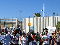 Демонстрация родственников заключенных около тюрьмы "Нафха" (архив)